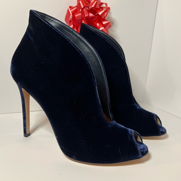 Gianvito Rossi Velvet U Cut Peep Toe Ankle Bootie, Size 37.5 - Picture 3 of 9